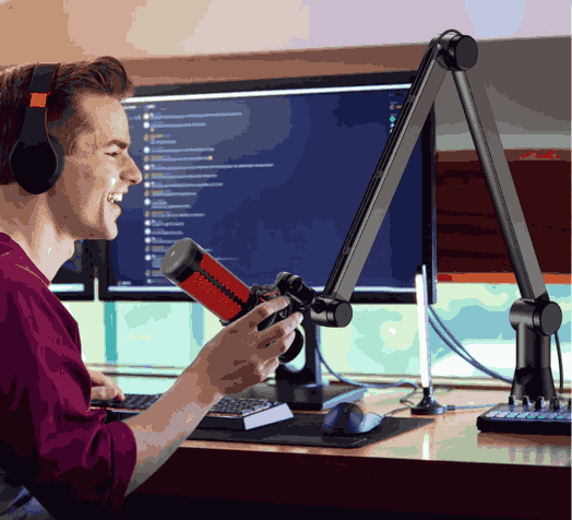 Chico usando un Micrófono de Condensador USB (Blue Yeti o Shure MV7)