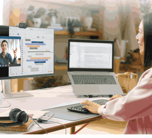 Chica conversando por chat usando una cámara Logitech Brio